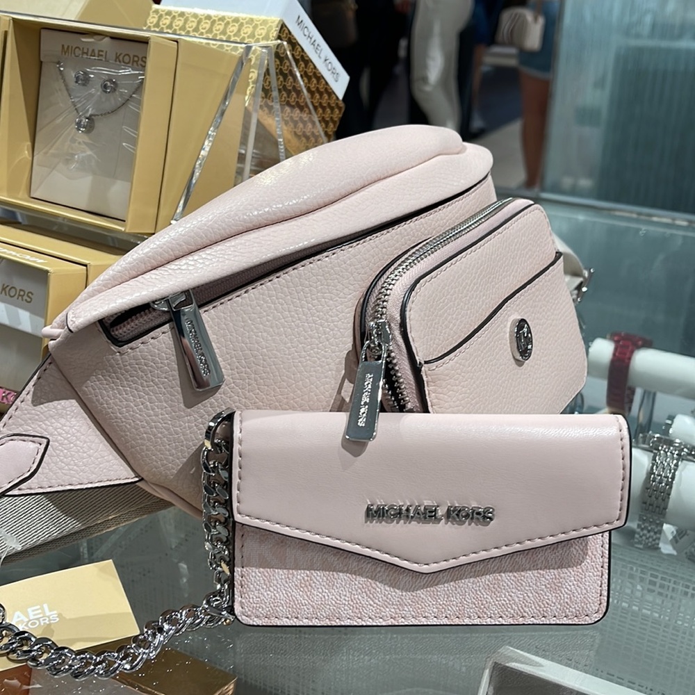 MICHAEL KORS
Maisie Large Pebbled Leather 2-in-1 Sling Pack
LT Powder Blush
NWT - Picture 8 of 16